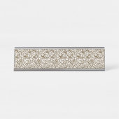 幾何学的なモチーフを持つ茶色の敷物は部分的に一緒である デスクネームプレート (正面)