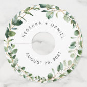 幾何学的なユーカリグリーンの装飾が施された、オーダーメイドの結婚式 ワイングラスタグ (正面)