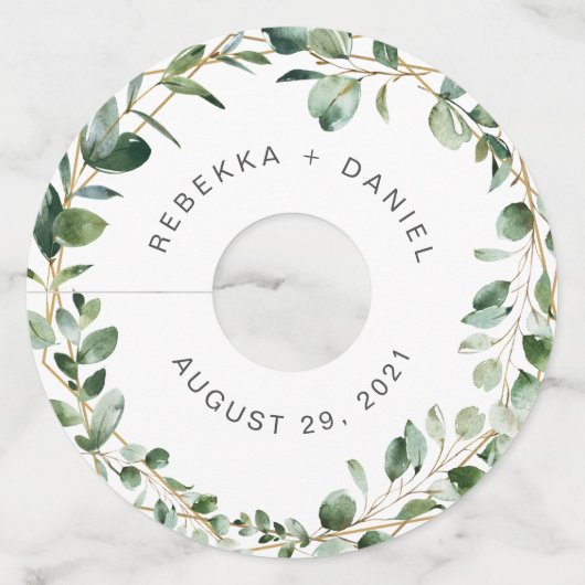 幾何学的なユーカリグリーンの装飾が施された、オーダーメイドの結婚式 ワイングラスタグ (正面)