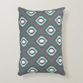 幾何学的なレトロのイカットの種族パターン アクセントクッション (正面(垂直))