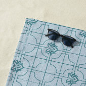 幾何学的なロータスグリッドパターン – 白いロータス ビーチタオル (インサイチュ)