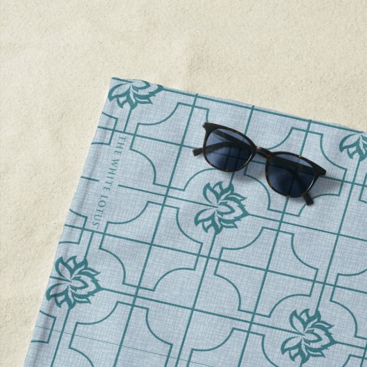 幾何学的なロータスグリッドパターン – 白いロータス ビーチタオル (インサイチュ)