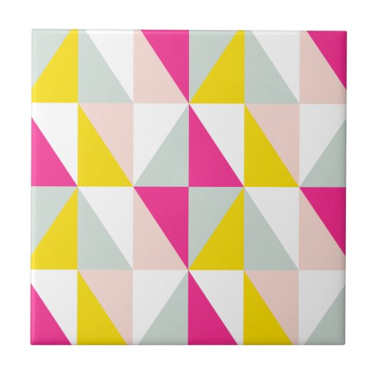 幾何学的な三角形のピンクと黄色のパターン タイル (正面)