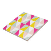 幾何学的な三角形のピンクと黄色のパターン タイル (側面)