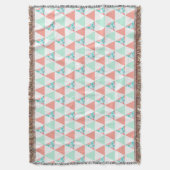 幾何学的な三角形のミントの緑の珊瑚のピンクパターン スローブランケット (正面縦)