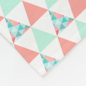 幾何学的な三角形のミントの緑の珊瑚のピンクパターン フリースブランケット (角)