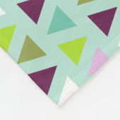 幾何学的な三角形のミントの緑の紫色パターン フリースブランケット (角)