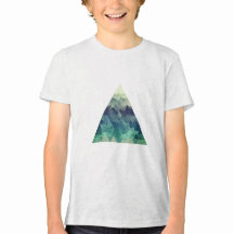 幾何学的な三角形の山の風景