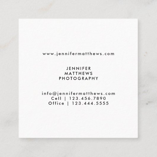 幾何学的な上敷のミニマルでモダンなカメラマン スクエア名刺 (裏面)