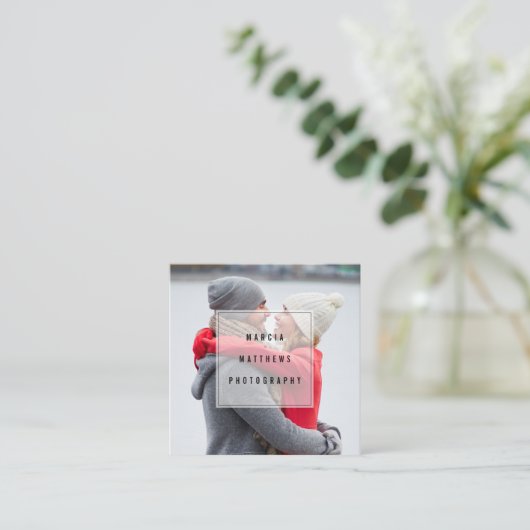 幾何学的な上敷のミニマルでモダンなカメラマン スクエア名刺 (スタンド正面)