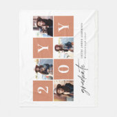 幾何学的な写真タイポグラフィ卒業テラコッタ フリースブランケット (正面)