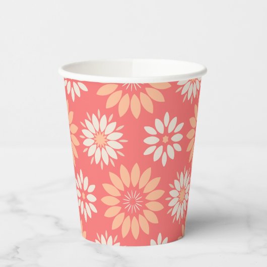 幾何学的な桃とクリームのフローラ パターン(の模様が)ある 紙コップ (左)