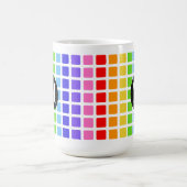 幾何学的な正方形の虹は15のoz.モノグラムを着色します コーヒーマグカップ (中央)