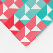 幾何学的な水の青および赤くモダンなパターン フリースブランケット (角)