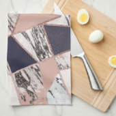 幾何学的な濃紺のモモの大理石およびばら色の金ゴールド キッチンタオル (四つ折り)