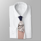 幾何学的な濃紺のモモの大理石およびばら色の金ゴールド ネクタイ (タイ)