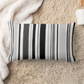 幾何学的な灰色、黒い、白のストライプ ランバークッション (ブランケット)