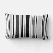 幾何学的な灰色、黒い、白のストライプ ランバークッション (裏面)