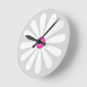 幾何学的な白とピンクの花の円花びら ラウンド壁時計 (傾斜)