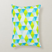 幾何学的な緑および青の三角形のモダンパターン アクセントクッション (正面(垂直))