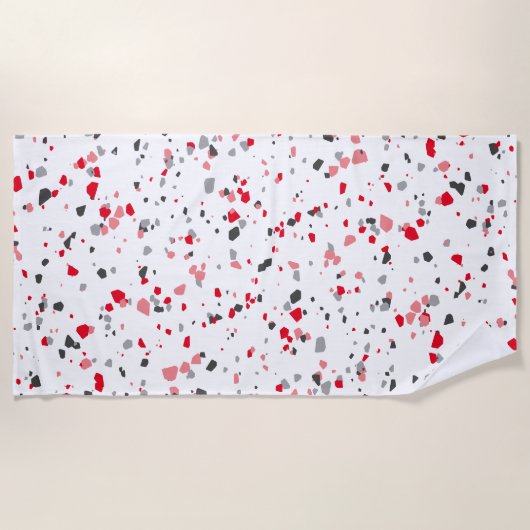 幾何学的な赤いグレーのテラゾパターン ビーチタオル (正面)
