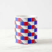 幾何学的な赤い白黒と青いパターンの美的 コーヒーマグカップ (中央)