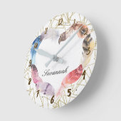 幾何学的な金ゴールドの形及びBohoの羽のハートのカスタム ラウンド壁時計 (傾斜)