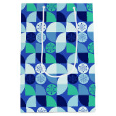 幾何学的な雪 – 青い背景 – 抱き枕 ミディアムペーパーバッグ (裏面)