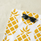 幾何学的な黄色のパイナップルパタパーソナライズされたーン ビーチタオル (インサイチュ)