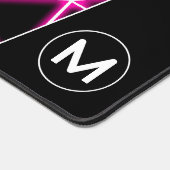 幾何学的な黒い三角形ネオンピンクの線モノグラム デスクマット (コーナー)