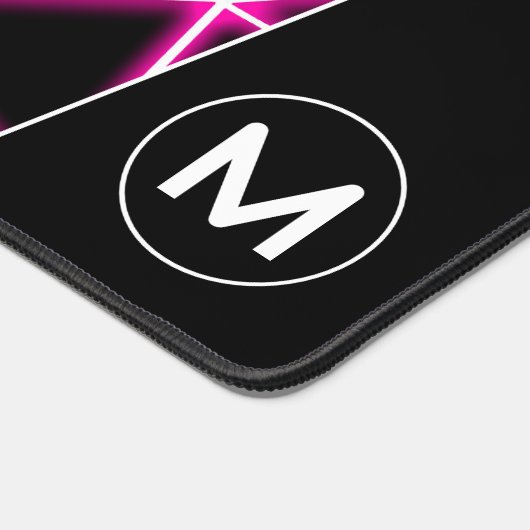 幾何学的な黒い三角形ネオンピンクの線モノグラム デスクマット (コーナー)