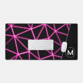 幾何学的な黒い三角形ネオンピンクの線モノグラム デスクマット (キーボード&マウス)