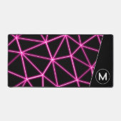 幾何学的な黒い三角形ネオンピンクの線モノグラム デスクマット (正面)