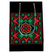 幾何学的な黒、赤、緑のラトビアの部族パターン ミディアムペーパーバッグ (裏面)