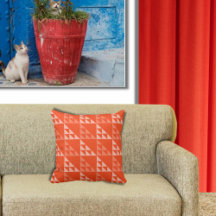 幾何学的オレンジ色の三角形パターン – 装飾用クッション