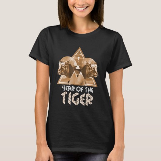 幾何学的カラフルタイガーの頭部の多角形の年 Tシャツ (正面)