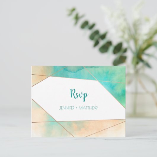 幾何学的ティール(緑がかった色)とピーチウォーター色RSVP | インビテーションポストカード (スタンド正面)
