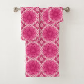 幾何学的デイジー模様のコーラルとパステルピンク バスタオルセット (インサイチュ)