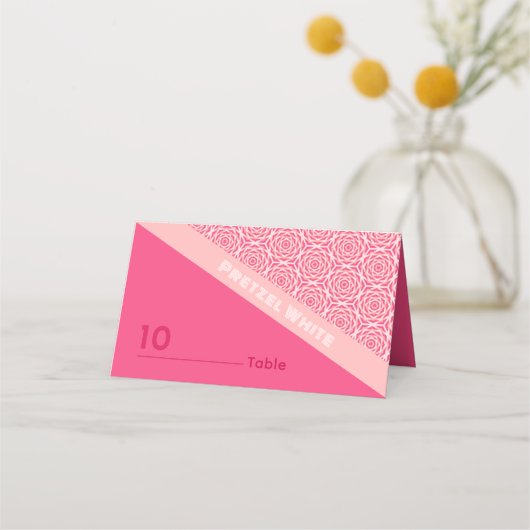 幾何学的バラ赤結婚の折り曲げ座席表 プレイスカード (正面)