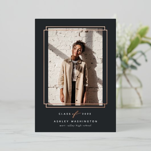 幾何学的フォイルフレームの写真の卒業発表 箔招待状 (立ち正面)