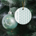 幾何学的モダンアクアブルーのクリスマスツリーグラフィック セラミックオーナメント<br><div class="desc">幾何学的モダンアクアブルーと白のクリスマスの木のグラフィックはっきりしたの休日デコミニマルアのギフトオーナメントデザイン。</div>