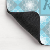 幾何学的モダンパターン青とグレーのモノグラム マウスパッド (コーナー)