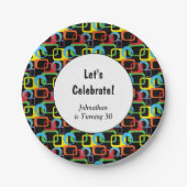 幾何学的レトロ数々の色パターン誕生日 ペーパープレート (正面)