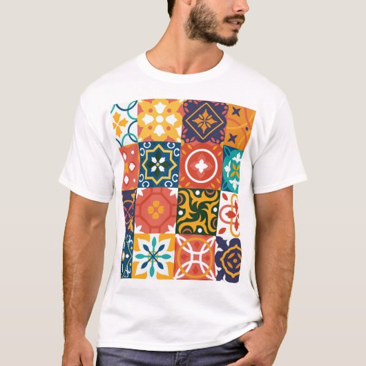 幾何学的ヴィンテージタイル華美パターン Tシャツ (正面)