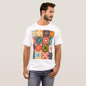 幾何学的ヴィンテージタイル華美パターン Tシャツ (正面フル)