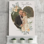 幾何学的結婚フローラハートの写真 フェイクキャンバスプリント<br><div class="desc">写真カスタム写真を幾何学的なお気に入りのハート型の金ゴールドフレームに表示するキャンバス。フレームは飾クリームとアプリコットの花の水色の花束である。ニュートラルなアーモンドの白い背景にカジュアルは「一緒に」という言葉が書き付けられ、そのすべてをあなたが望みエレガントを編集でもしきる。</div>