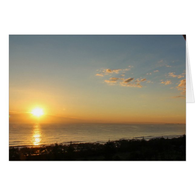 広いビーチの日の出 (正面横)