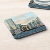 広く澄んな空に対するマイアミの超高層ビル コースター (左側)