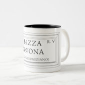 広場Navonaのローマの道路標識 ツートーンマグカップ (正面右)