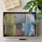 広大な赤い馬小屋と巨大な穀物サイロ 薄葉紙 (ギフト)